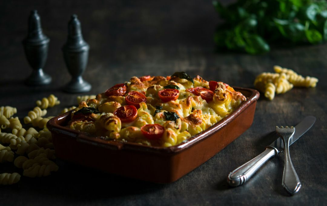 Ingredientes frescos italianos - tomates, manjericão, azeite e queijos